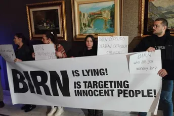 Skup u Podgorici u sjenci protesta: Građani koje je targetirao BIRN sa transparentima došli u Hilton