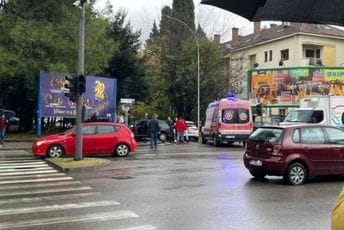 Podgorica: Tri vozila se sudarila na Bulevaru Ivana Crnojevića, dvije osobe prevezene u Urgentni Podgorica: Tri vozila se sudarila na Bulevaru Ivana Crnojevića, dvije osobe prevezene u Urgentni