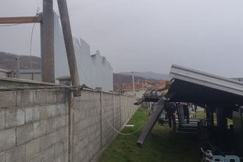 Bijelo Polje: Srušila se tenda na groblje u Rasovu, oštećeno nekoliko spomenika