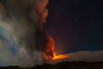 Vulkan Etna ponovo počeo da izbacuje lavu i pepeo (VIDEO)