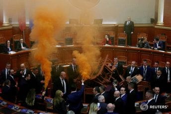 Ponovo incidenti u albanskom parlamentu: Poslanik palio čaršave i stavljao ih ispod gomile stolica Ponovo incidenti u albanskom parlamentu: Poslanik palio čaršave i stavljao ih ispod gomile stolica