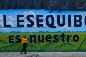 Građani Venecuele podržali pripajanje teritorije bogate naftom, Gvajana osudila prijedlog kao pokušaj aneksije Plakati i grafiti u Karakasu, glavnom gradu Venecuele: "Esekibo je naš"