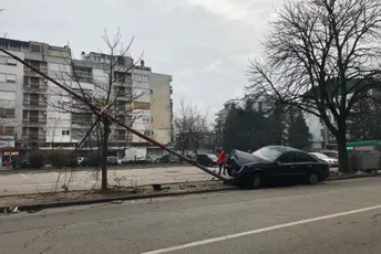 Nikšić: Automobilom oborio stub javne rasvjete Nikšić: Automobilom oborio stub javne rasvjete