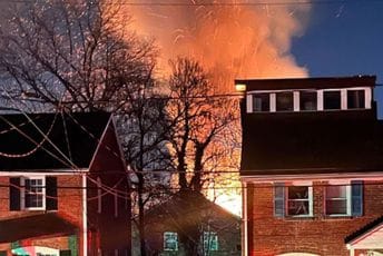 Tokom pokušaja hapšenja: Pogledajte eksploziju koja je potpuno 'zbrisala' kuću u Americi (VIDEO) Tokom pokušaja hapšenja: Pogledajte eksploziju koja je potpuno 'zbrisala' kuću u Americi (VIDEO)
