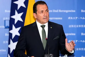 Bivši ministar odbrane BiH osuđen na tri godine zatvora zbog zloupotrebe položaja Bivši ministar odbrane BiH osuđen na tri godine zatvora zbog zloupotrebe položaja