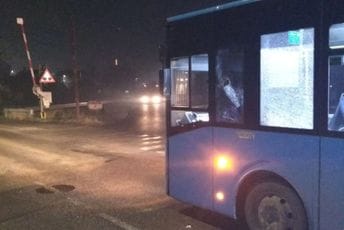 Zečević: Desetogodišnjaci zasuli autobus kamenjem, podnijećemo krivične prijave protiv roditelja Zečević: Desetogodišnjaci zasuli autobus kamenjem, podnijećemo krivične prijave protiv roditelja