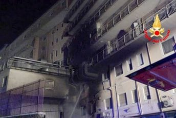Tragedija u Italiji: Izbio požar u bolnici u Rimu, stradale najmanje tri osobe, evakuisano oko 200 pacijenata Tragedija u Italiji: Izbio požar u bolnici u Rimu, stradale najmanje tri osobe, evakuisano oko 200 pacijenata