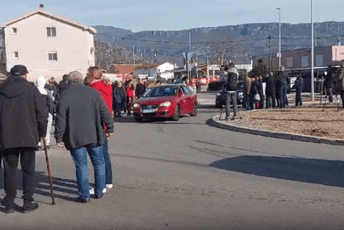 Mještani Martinića protestovali jer rekonstrukcija puta još nije počela