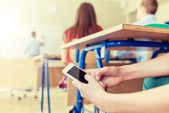 U Francuskoj spreman predlog zakona o zabrani društvenih mreža mlađima od 15 godina