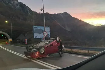 Saobraćajna nezgoda kod tunela Sozina, vozilo se prevrnulo na krov Saobraćajna nezgoda kod tunela Sozina, vozilo se prevrnulo na krov