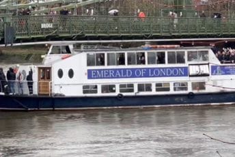 (VIDEO) London: Brod sa navijačima udario u most (VIDEO) London: Brod sa navijačima udario u most