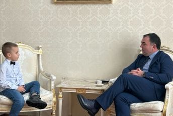 Đurašković primio malog genija Perovića: Množi, dijeli, korjenuje i stepenuje, čita brojeve na kineskom jeziku do milion Đurašković primio malog genija Perovića: Množi, dijeli, korjenuje i stepenuje, čita brojeve na kineskom jeziku do milion