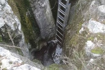 Spašavali ga dva dana: U Dobrskoj Župi konj izvučen iz rupe duboke šest metara Spašavali ga dva dana: U Dobrskoj Župi konj izvučen iz rupe duboke šest metara
