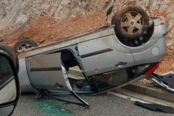 Automobil se prevrnuo na Obzovici, ali nema povrijeđenih Automobil se prevrnuo na Obzovici, ali nema povrijeđenih