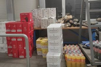 Na Dobrakovu oduzeta neprijavljena roba: Zaplijenjena alkoholna pića i gazirani sokovi u vrijednosti 10.850 eura Na Dobrakovu oduzeta neprijavljena roba: Zaplijenjena alkoholna pića i gazirani sokovi u vrijednosti 10.850 eura