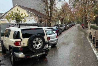 Saobraćaj u centru Podgorice bio u kolapsu zbog nepropisno parkiranog auta Saobraćaj u centru Podgorice bio u kolapsu zbog nepropisno parkiranog auta