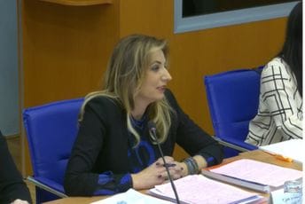 Jakšić-Stojanović: Neophodno je uraditi analizu i reviziju udžbenika; Kaluđerović: Uči se samo za ocjenu, a ne za znanje Jakšić-Stojanović: Neophodno je uraditi analizu i reviziju udžbenika; Kaluđerović: Uči se samo za ocjenu, a ne za znanje