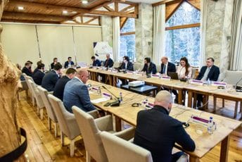 Članovi EK razgovarali sa crnogorskim gradonačelnicima: Reforme saobraćaja i podrška izgradnji kapaciteta u centru pažnje Članovi EK razgovarali sa crnogorskim gradonačelnicima: Reforme saobraćaja i podrška izgradnji kapaciteta u centru pažnje