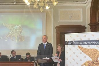 Đukanoviću Zlatni lav za životno djelo: Priznanje ne samo meni, već i svim građanima koji su doprinijeli da Crna Gora bude uspješna evropska priča Đukanoviću Zlatni lav za životno djelo: Priznanje ne samo meni, već i svim građanima koji su doprinijeli da Crna Gora bude uspješna evropska priča