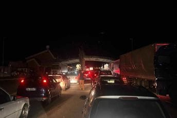 Kolone na graničnom prelazu Božaj: Sat vremena nije bilo struje Kolone na graničnom prelazu Božaj: Sat vremena nije bilo struje