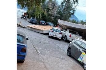 (FOTO) Budva: Konstrukcija usljed jakog vjetra pala na automobile, pričinjena velika šteta (FOTO) Budva: Konstrukcija usljed jakog vjetra pala na automobile, pričinjena velika šteta