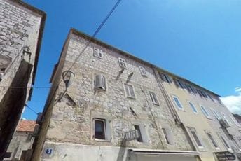 Užas u Hrvatskoj: Zbog bure se odlomio dio kamena sa kuće, pa pao djevojčici na glavu Užas u Hrvatskoj: Zbog bure se odlomio dio kamena sa kuće, pa pao djevojčici na glavu