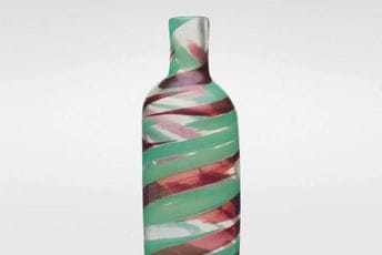 Kupila vazu za četiri dolara u radnji polovnih stvari, na aukciji je prodala za 107.000 dolara Kupila vazu za četiri dolara u radnji polovnih stvari, na aukciji je prodala za 107.000 dolara