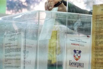 Srpski mediji: U Arenu stiže armija glasača iz BiH, odatle ih raspoređuju na birališta