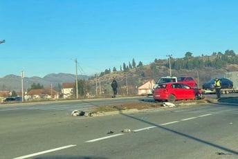 Saobraćajna nezgoda u Zeti: Vozilo udarilo u stub od struje Saobraćajna nezgoda u Zeti: Vozilo udarilo u stub od struje