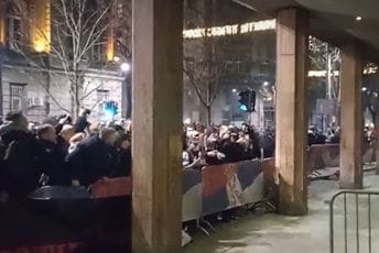 Incident na protestu u Beogradu: Došlo do okršaja i pokušaja uklanjanja ograde Incident na protestu u Beogradu: Došlo do okršaja i pokušaja uklanjanja ograde