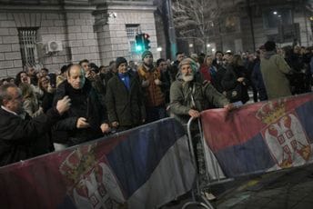 Beograd: Probijena ograda ispred RIK-a, okupljeni bacali jaja i paradajz na zgradu