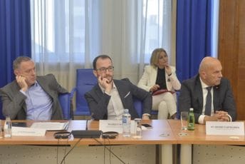 Dabović: Uštede nema, krše se ugovori, fondovima fali 636 miliona Dabović: Uštede nema, krše se ugovori, fondovima fali 636 miliona