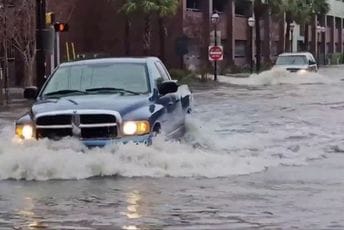 Snažna oluja u SAD: Poginule četiri osobe, otkazani letovi, više od 600 hiljada domaćinstava bez struje Snažna oluja u SAD: Poginule četiri osobe, otkazani letovi, više od 600 hiljada domaćinstava bez struje