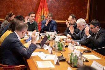 Još sedam popisivača koristilo ,,piši-briši“ olovke, opozicija traži da se uključi premijer Spajić Još sedam popisivača koristilo ,,piši-briši“ olovke, opozicija traži da se uključi premijer Spajić