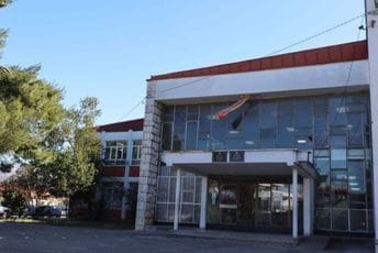 Nastavnik fizičkog tvrdi da ga je direktor OŠ „Marko Miljanov“ nezakonito otpustio: Štrajkovaće glađu ako ga ne vrate na posao Nastavnik fizičkog tvrdi da ga je direktor OŠ „Marko Miljanov“ nezakonito otpustio: Štrajkovaće glađu ako ga ne vrate na posao