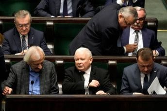 Eskalacija protesta u Poljskoj: Poslanici bivše vlasti dežuraju u televiziji da i fizički spriječe promjene Eskalacija protesta u Poljskoj: Poslanici bivše vlasti dežuraju u televiziji da i fizički spriječe promjene