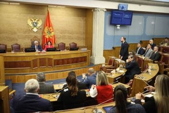 Adžić: Od prosječne plate od hiljadu eura nema ništa; Ćinćur: Vladi obrazovanje nije u fokusu Adžić: Od prosječne plate od hiljadu eura nema ništa; Ćinćur: Vladi obrazovanje nije u fokusu