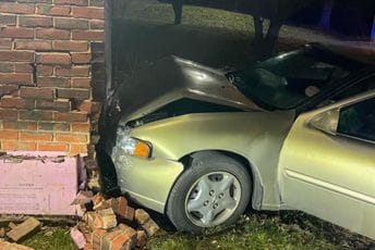 Vozila pod dejstvom alkohola: Udarila u policijsku stanicu Vozila pod dejstvom alkohola: Udarila u policijsku stanicu