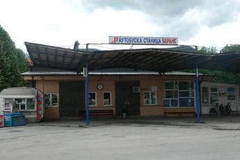 Nema rješenja za autobusku stanicu u Beranama: Umjesto na peronima, putnici i dalje na ulicama Nema rješenja za autobusku stanicu u Beranama: Umjesto na peronima, putnici i dalje na ulicama