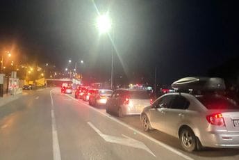 Formirana kilometarska kolona na putu Bar-Sutomore Formirana kilometarska kolona na putu Bar-Sutomore