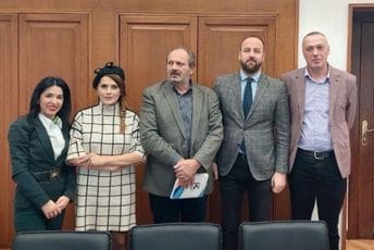 DPS podržava zahtjeve prosvjetara da se poštuje Granski kolektivni ugovor: Država se obavezala da će im u 2024. povećati plate DPS podržava zahtjeve prosvjetara da se poštuje Granski kolektivni ugovor: Država se obavezala da će im u 2024. povećati plate