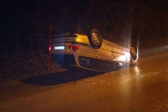 Udes na putu Bijelo Polje-Ribarevine: Automobil završio na krovu Udes na putu Bijelo Polje-Ribarevine: Automobil završio na krovu