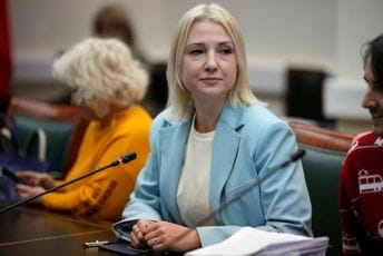 Putinovoj rivalki onemogućena kandidatura na izborima zbog "grešaka" u prijavi Putinovoj rivalki onemogućena kandidatura na izborima zbog "grešaka" u prijavi