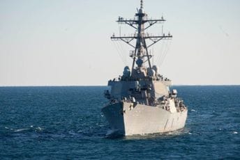 Američki razarač u Crvenom moru oborio četiri drona koje su uputili Huti iz Jemena Američki razarač u Crvenom moru oborio četiri drona koje su uputili Huti iz Jemena