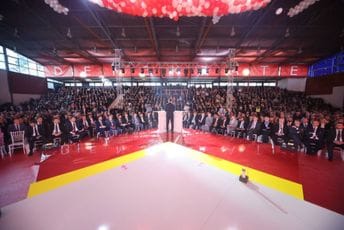 Završen kongres, učesnici jednoglasni: Aleksi Bečiću novi mandat na čelu Demokrata Završen kongres, učesnici jednoglasni: Aleksi Bečiću novi mandat na čelu Demokrata