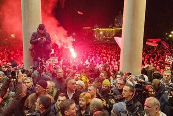 Neredi u Beogradu: Policija zasula demonstrante suzavcem, u zgradi postavljene barikade