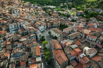 Stalno slušamo o kućama koje u Italiji prodaju za euro, ali kakvi su rezultati tih akcija? Stalno slušamo o kućama koje u Italiji prodaju za euro, ali kakvi su rezultati tih akcija?