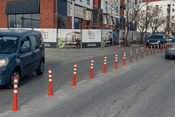 Podgorica: Kod Krivog mosta ponovo postavljeno osam stubića Podgorica: Kod Krivog mosta ponovo postavljeno osam stubića