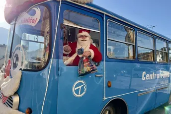 Novogodišnja atmosfera u Sarajevu: Djeda Mraz u posebnom autobusu dijelio poklone mališanima Novogodišnja atmosfera u Sarajevu: Djeda Mraz u posebnom autobusu dijelio poklone mališanima