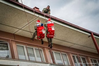 Alpinisti Vojske Crne Gore iznenadili mališane u Kliničkom centru: Paketići stigli s vrha zgrade Alpinisti Vojske Crne Gore iznenadili mališane u Kliničkom centru: Paketići stigli s vrha zgrade